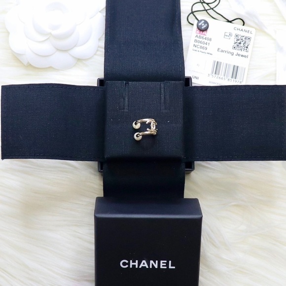 CHANEL Jewelry - CHANEL Pearl Cuff Earring